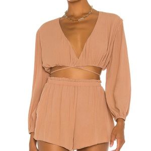 New with tags Hattie Two piece set in Taupe
Camila Coelho